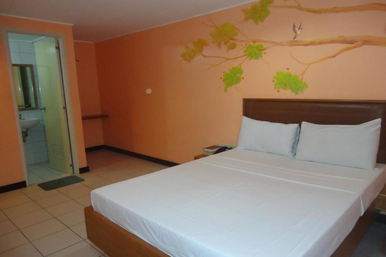 Park Bed And Breakfast Hotel Pasay Bagian luar foto